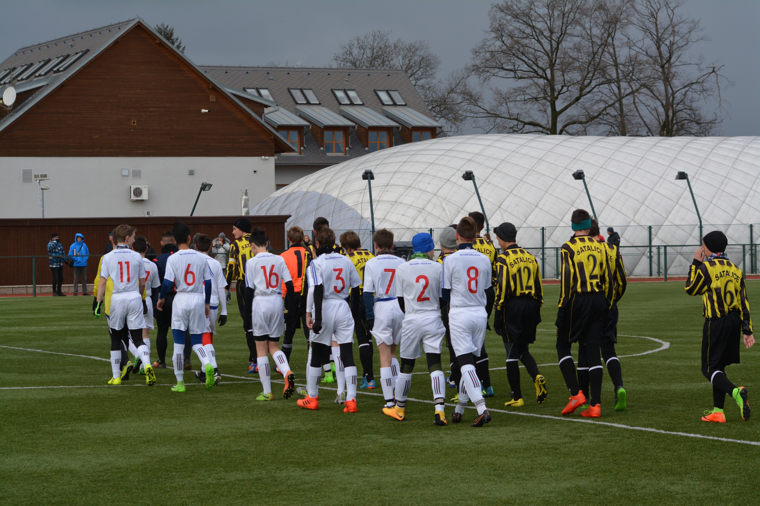 Ronk 2003: Srii vtzstvch zastavily a Satalice